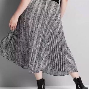 Lane Bryant Size 14/16 Pleated Midi Skirt Black White Animal Print Elastic Waist